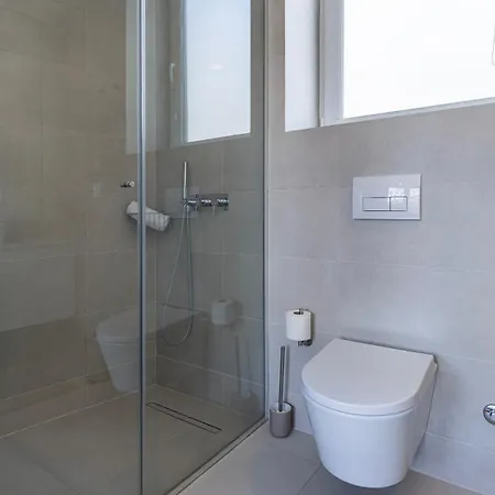 Classy 2bdr House With Balcony By Lovelystay *