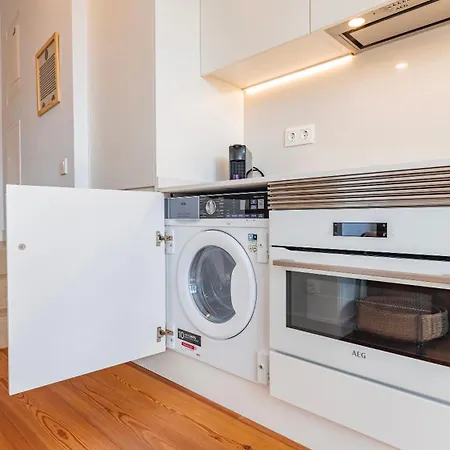 Classy 2bdr House With Balcony By Lovelystay *