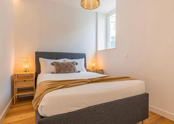 Classy 2bdr House With Balcony By Lovelystay