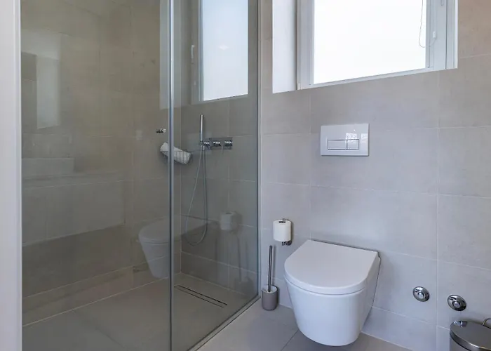 Classy 2bdr House With Balcony By Lovelystay *