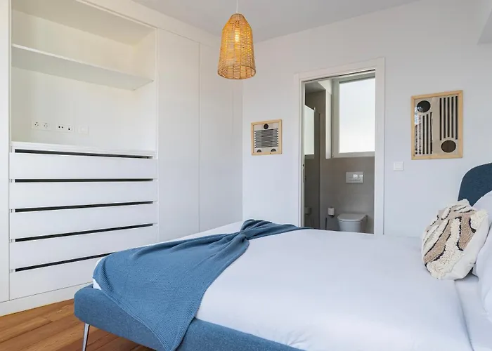 Classy 2bdr House With Balcony By Lovelystay *