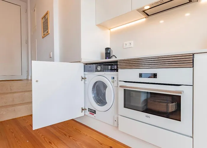 Classy 2bdr House With Balcony By Lovelystay *