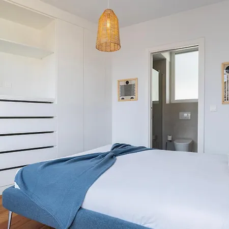 Classy 2bdr House With Balcony By Lovelystay *